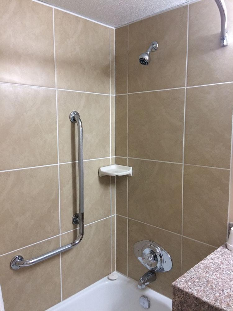 Super 8 By Wyndham Pembroke Hotel Екстериор снимка