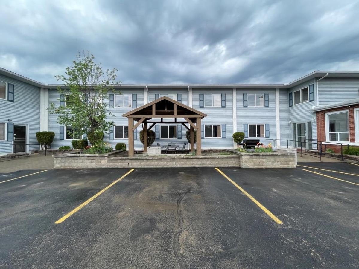 Super 8 By Wyndham Pembroke Hotel Екстериор снимка