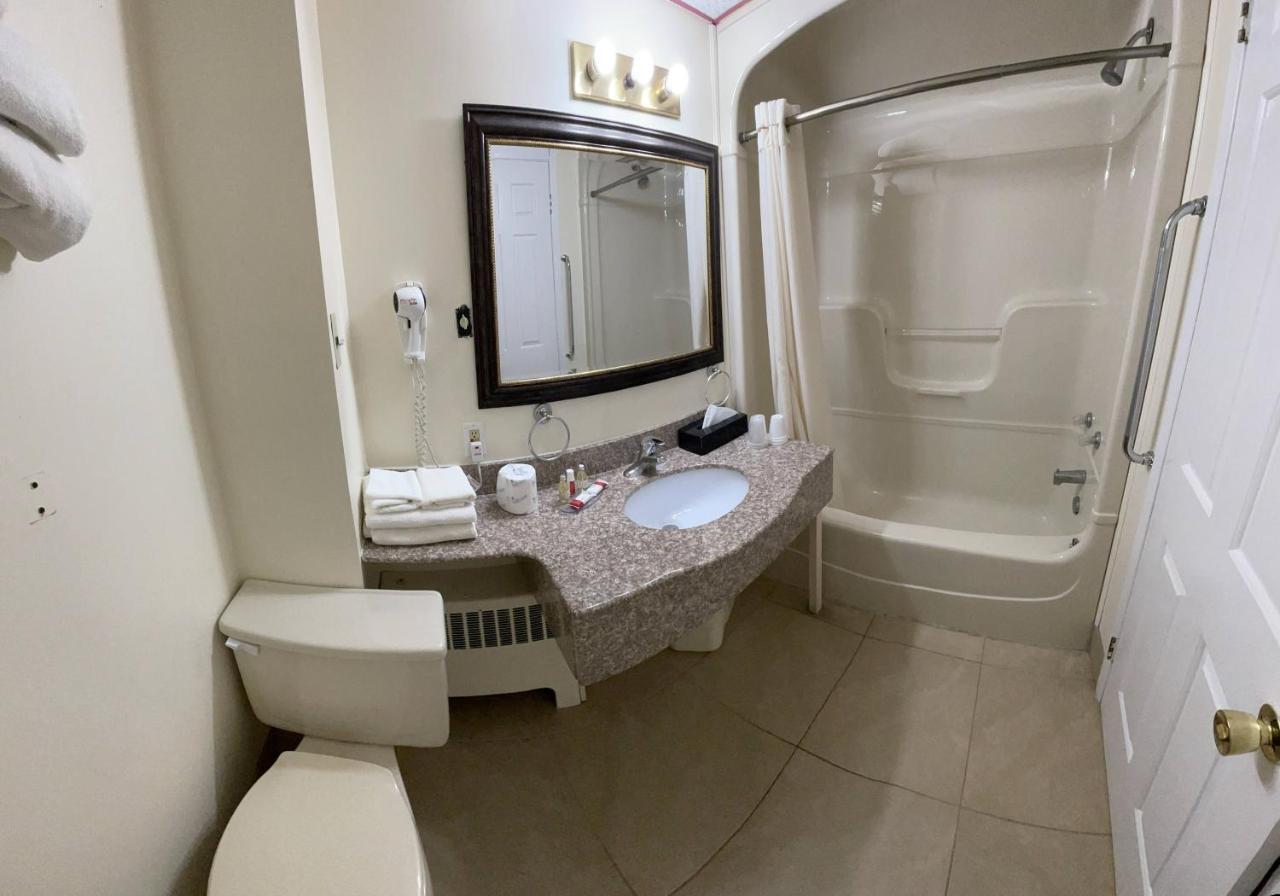 Super 8 By Wyndham Pembroke Hotel Екстериор снимка