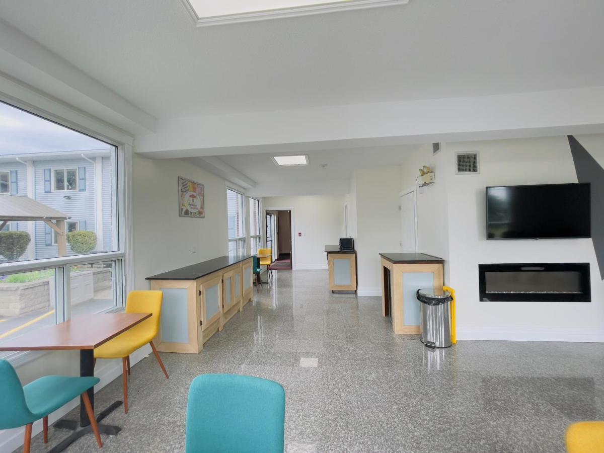 Super 8 By Wyndham Pembroke Hotel Екстериор снимка