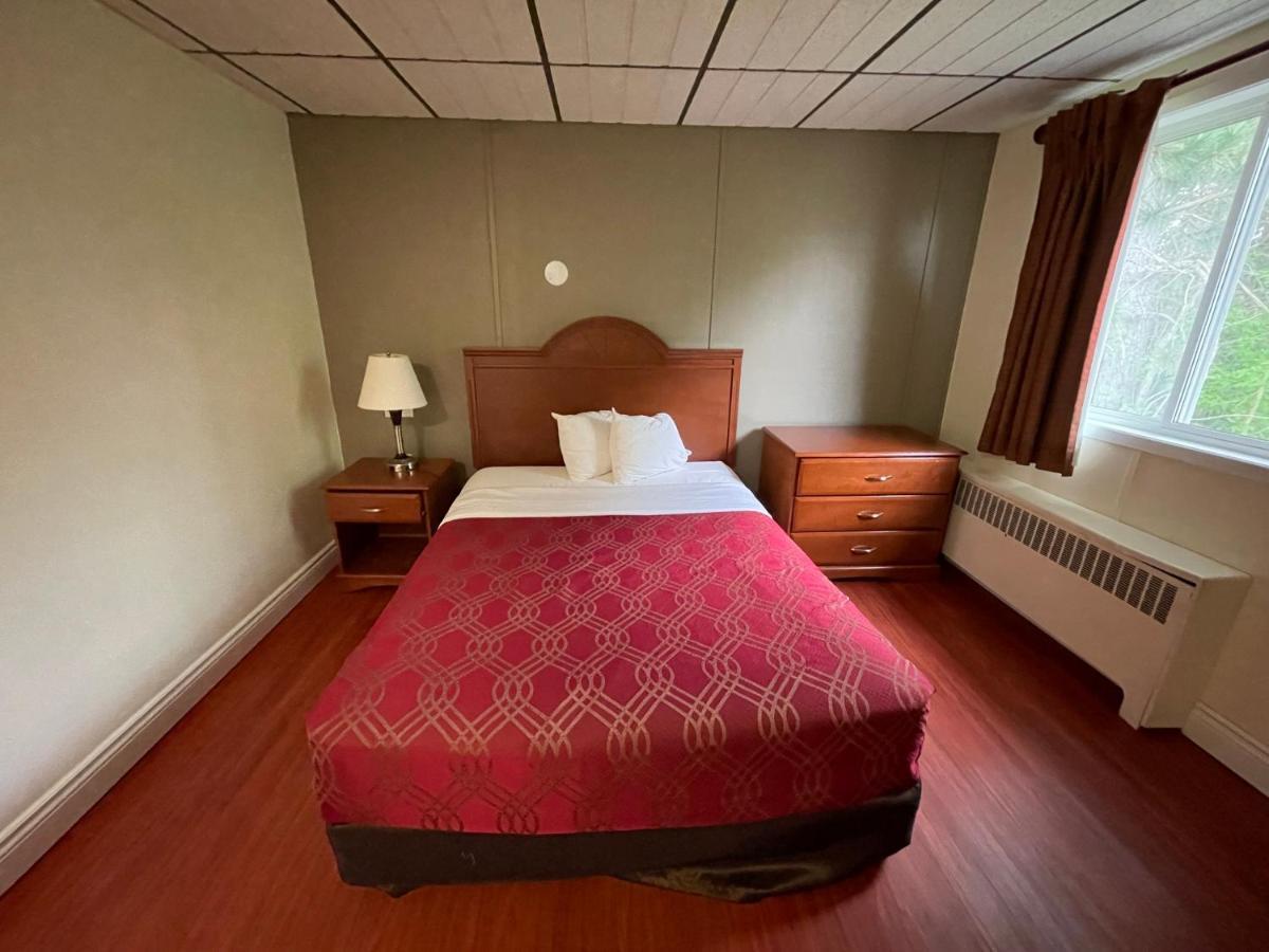 Super 8 By Wyndham Pembroke Hotel Екстериор снимка