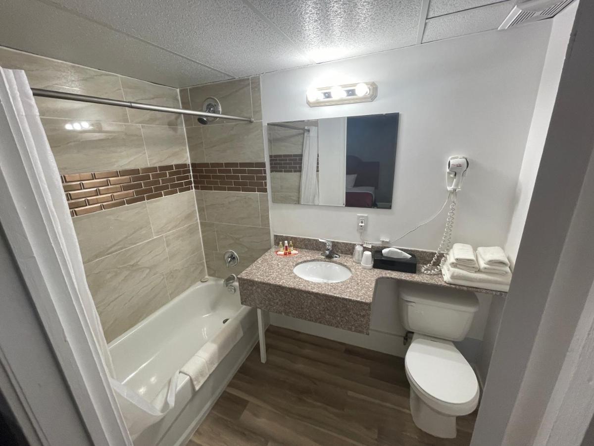 Super 8 By Wyndham Pembroke Hotel Екстериор снимка
