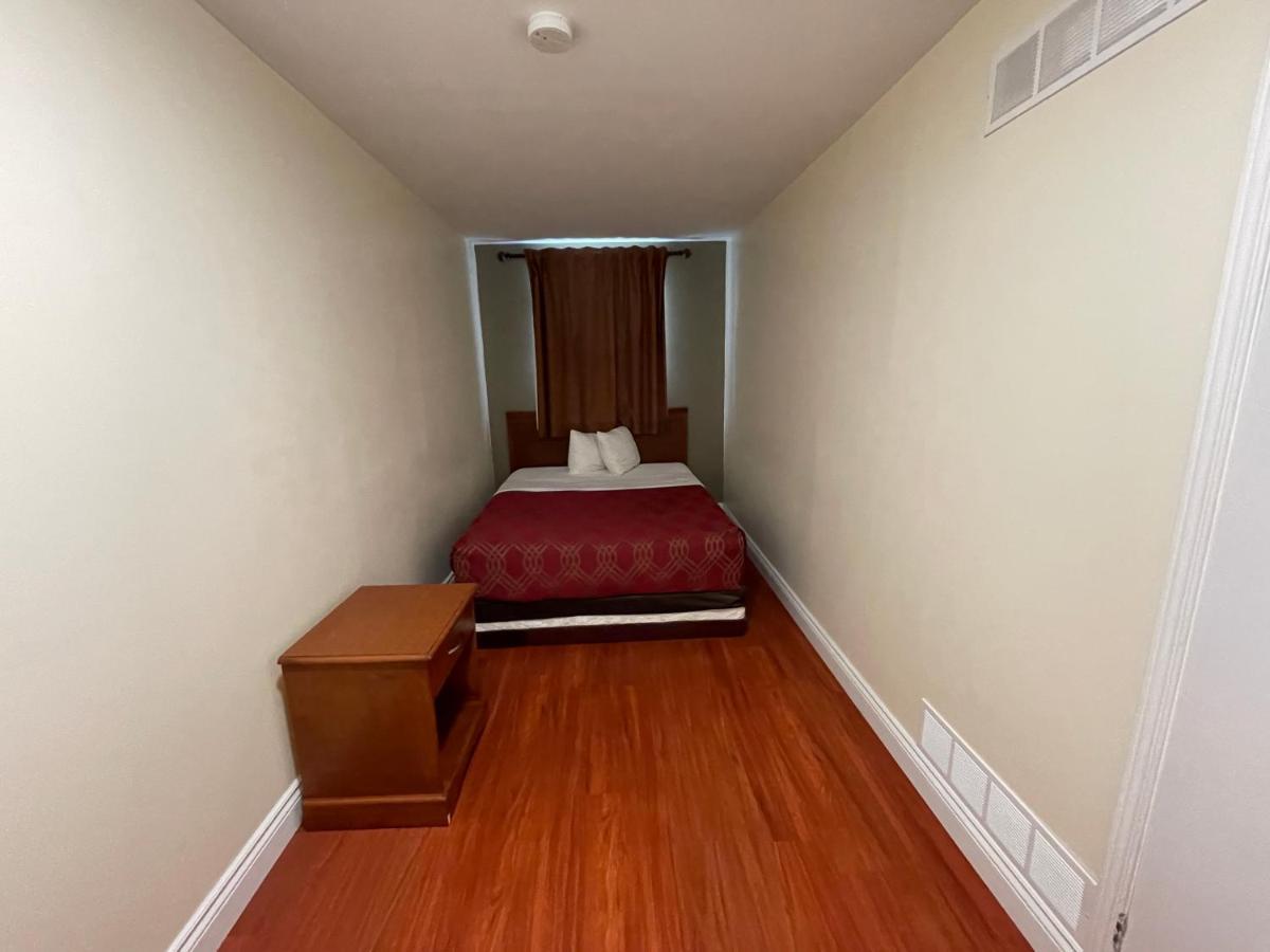 Super 8 By Wyndham Pembroke Hotel Екстериор снимка