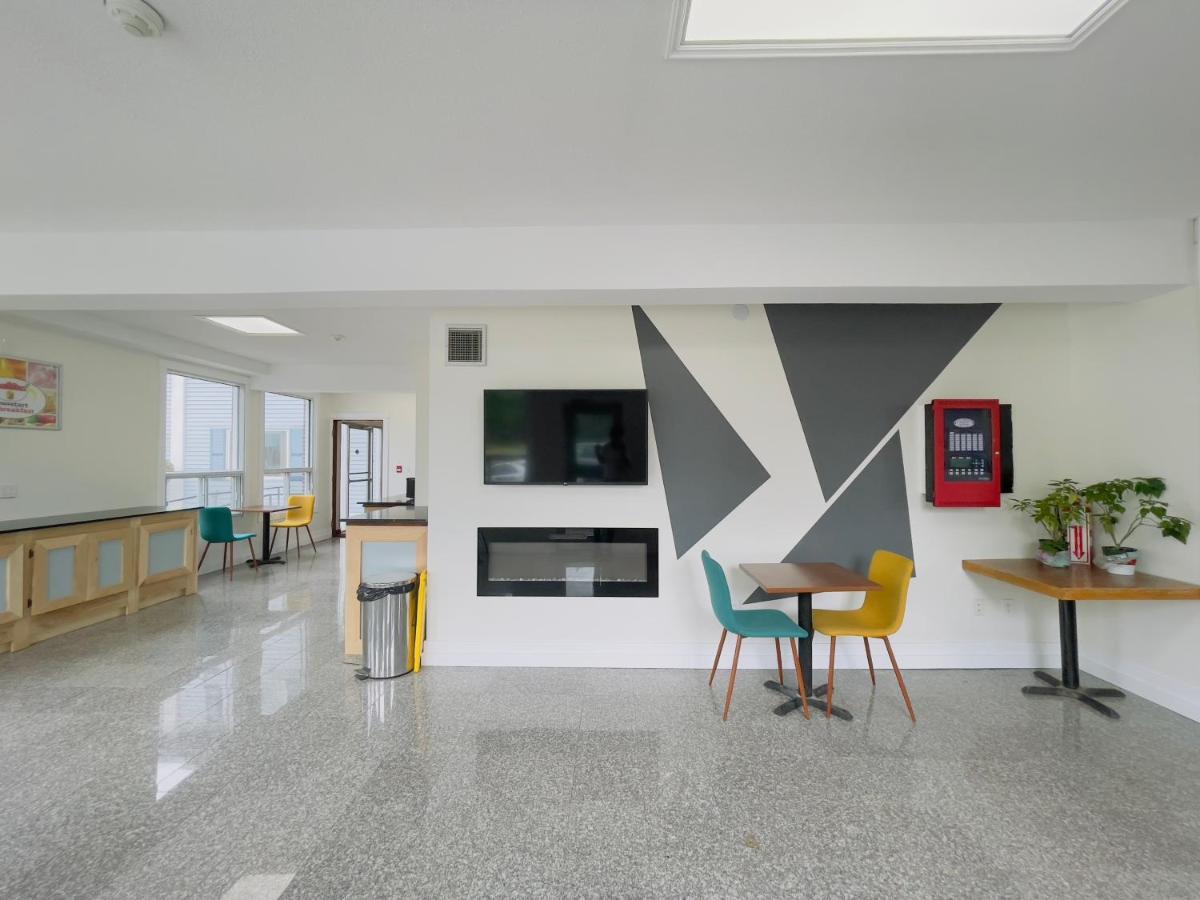 Super 8 By Wyndham Pembroke Hotel Екстериор снимка