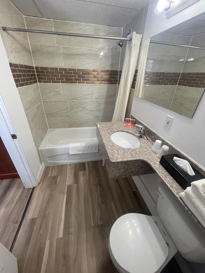 Super 8 By Wyndham Pembroke Hotel Екстериор снимка