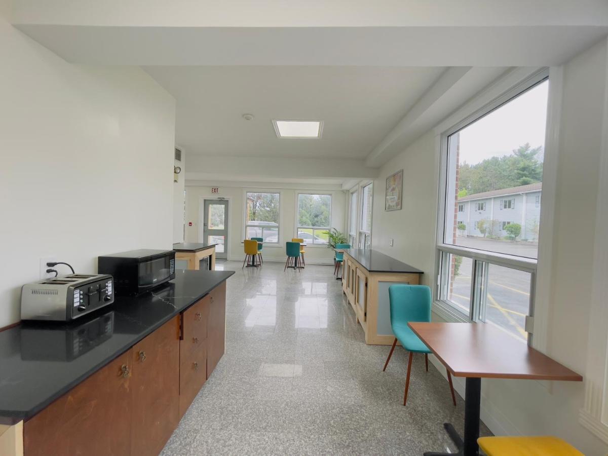 Super 8 By Wyndham Pembroke Hotel Екстериор снимка