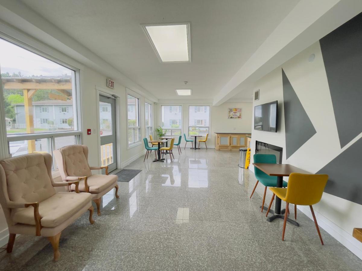 Super 8 By Wyndham Pembroke Hotel Екстериор снимка