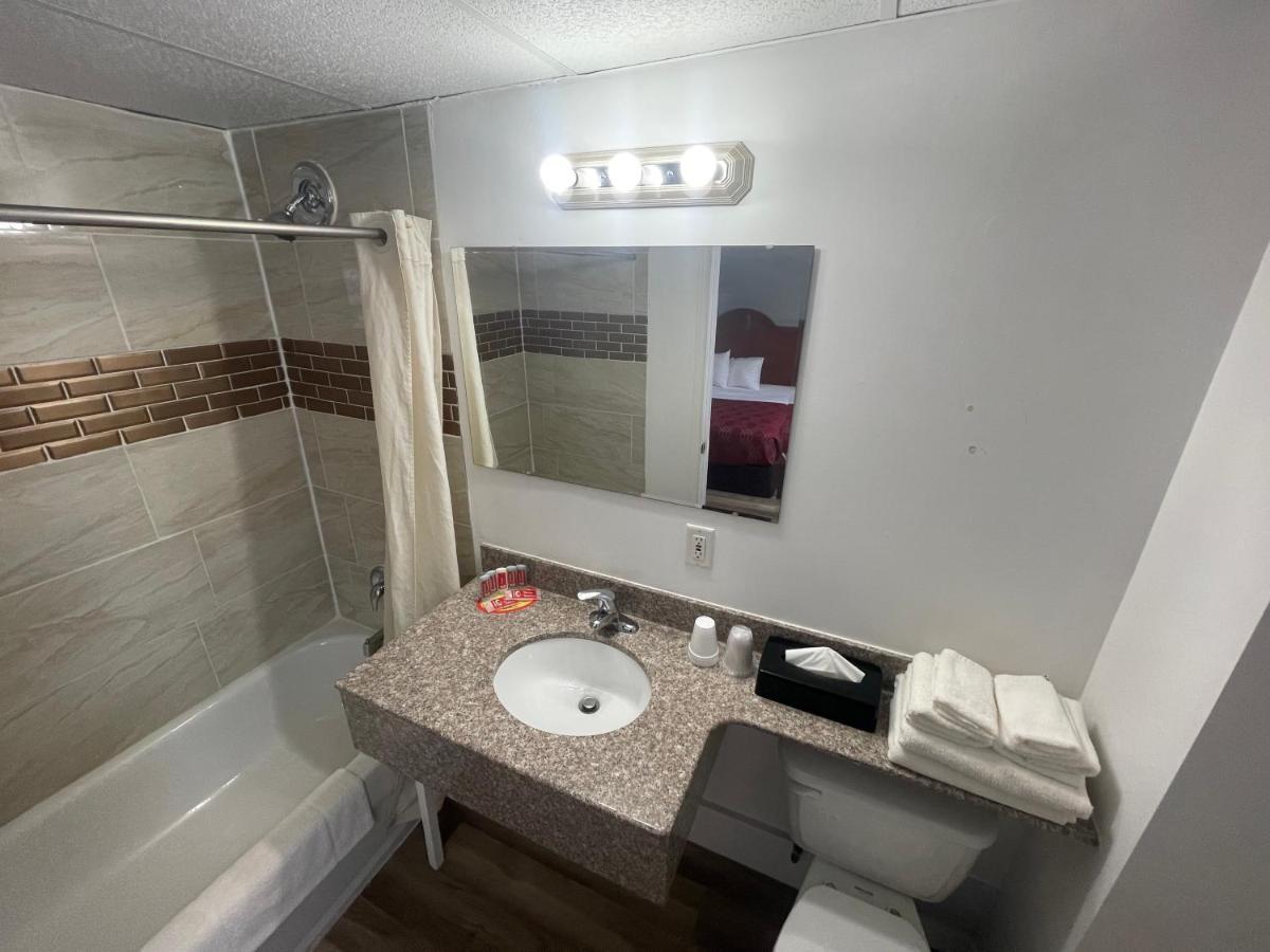 Super 8 By Wyndham Pembroke Hotel Екстериор снимка