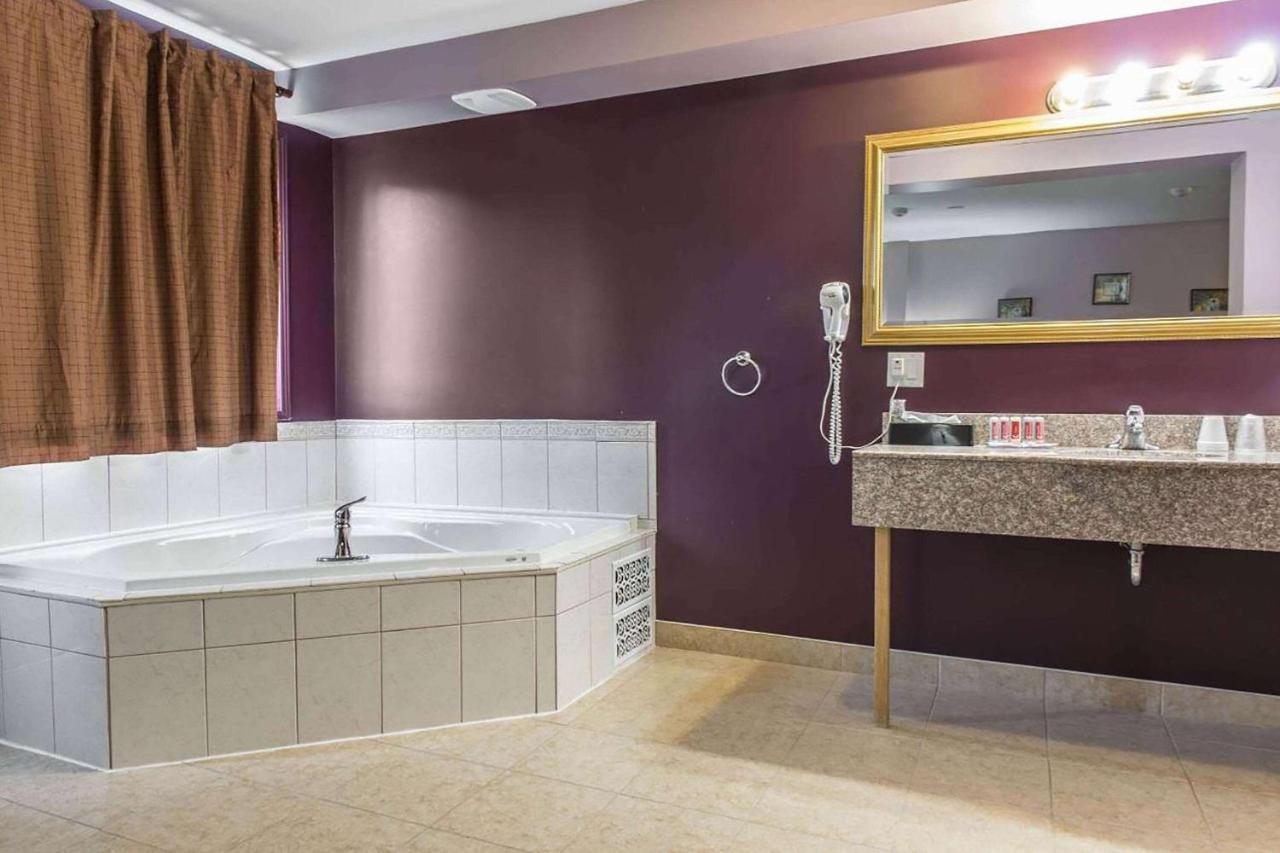 Super 8 By Wyndham Pembroke Hotel Екстериор снимка