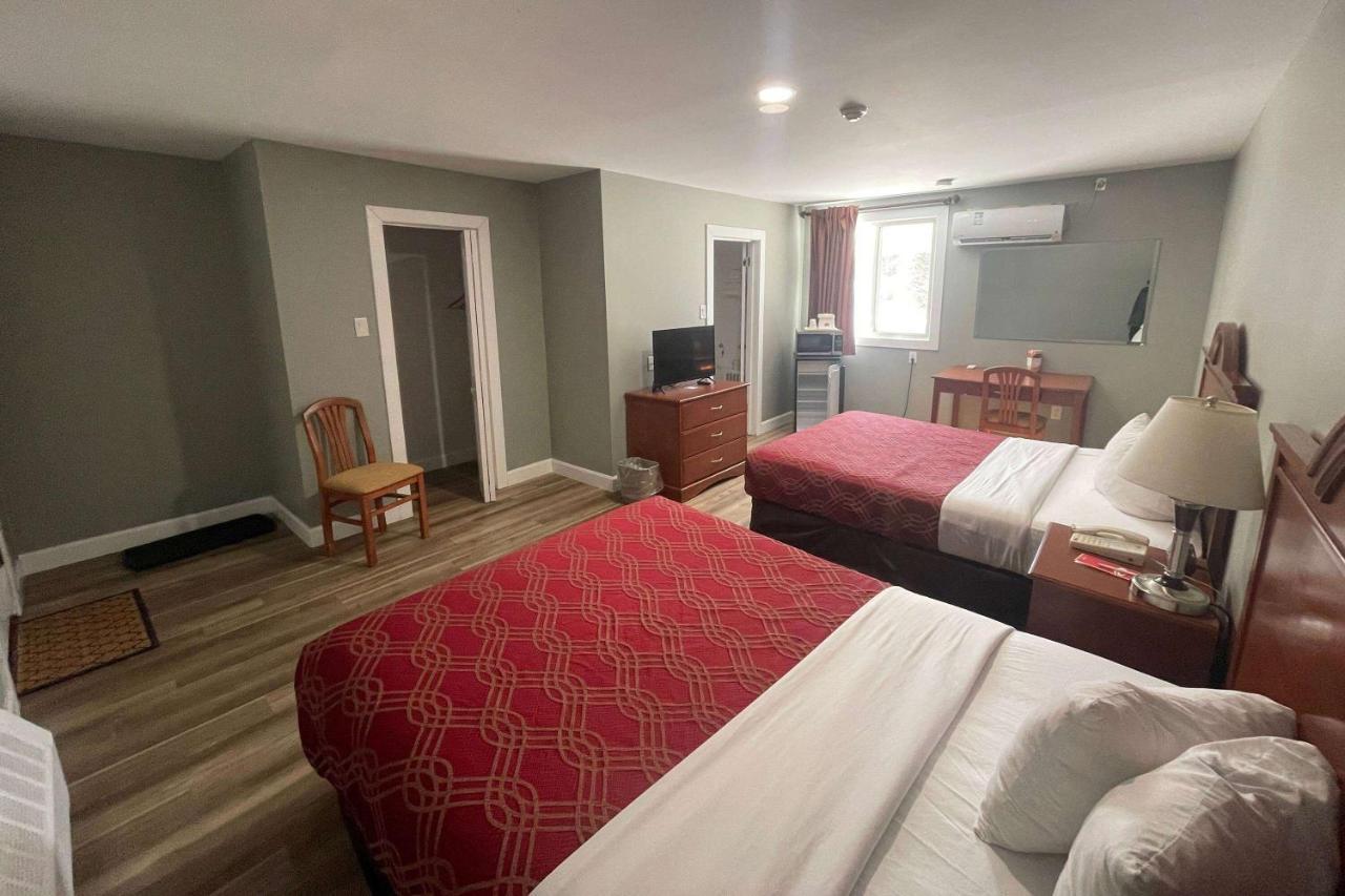 Super 8 By Wyndham Pembroke Hotel Екстериор снимка