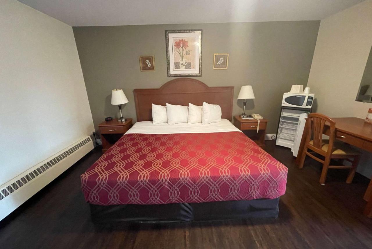 Super 8 By Wyndham Pembroke Hotel Екстериор снимка