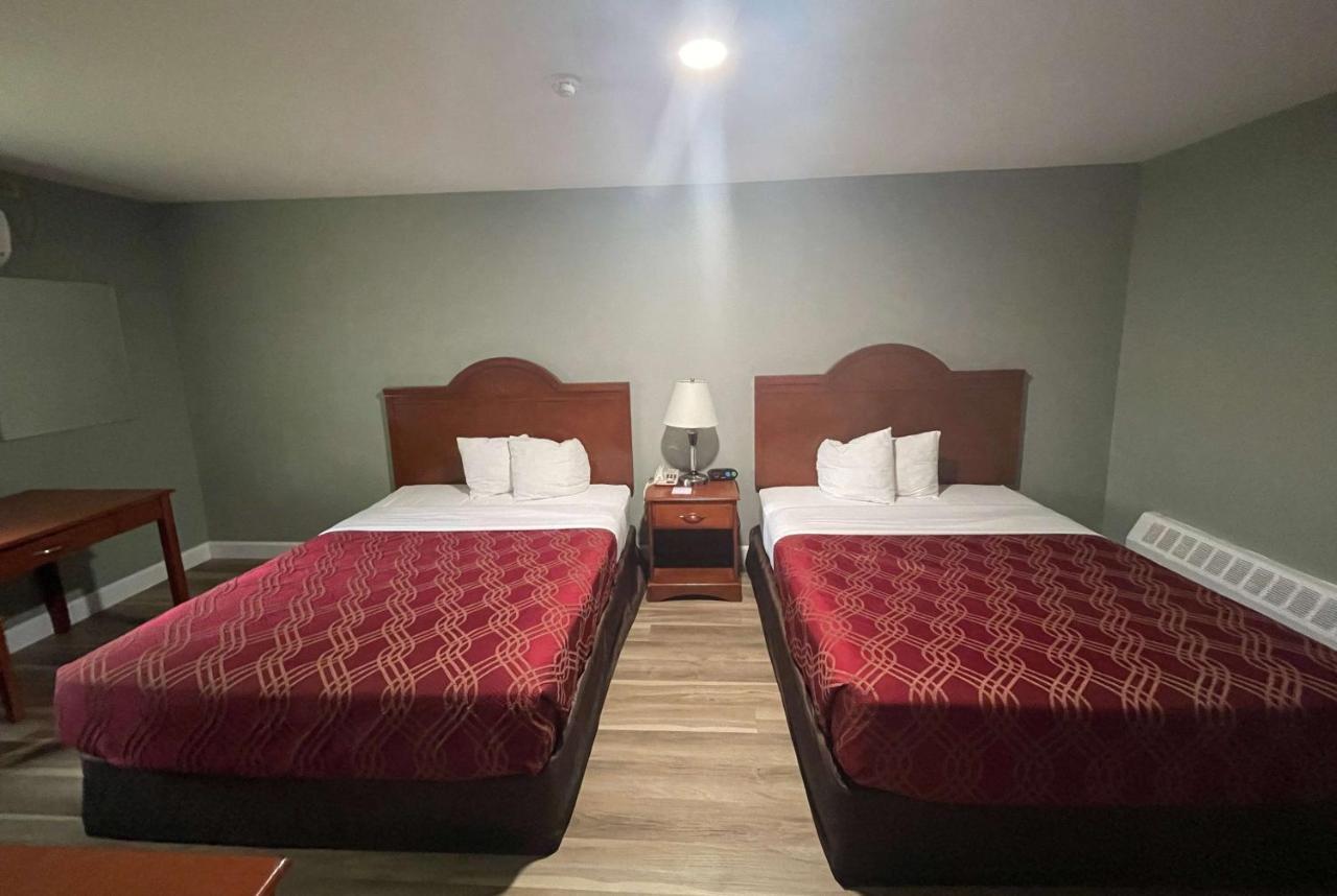 Super 8 By Wyndham Pembroke Hotel Екстериор снимка