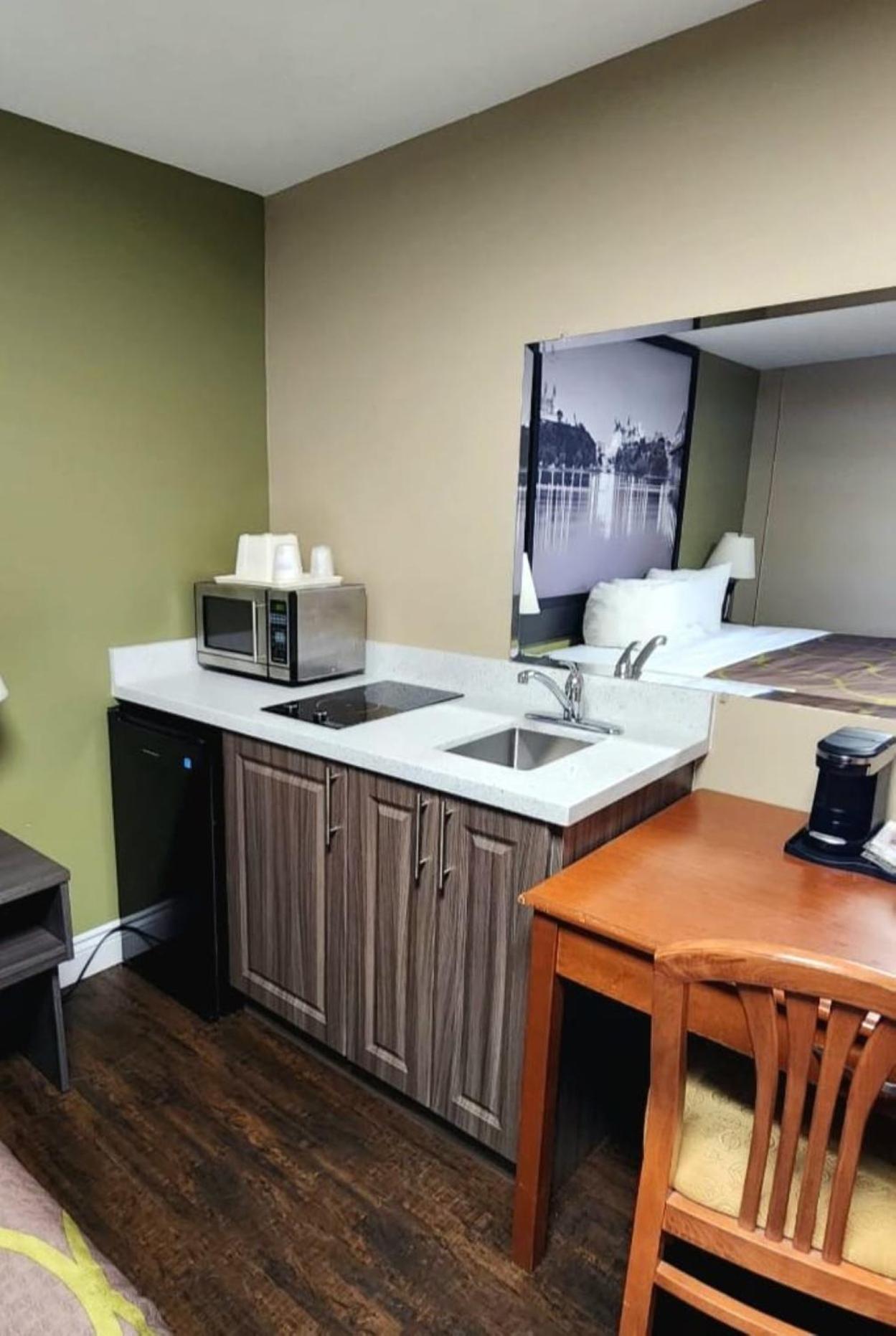 Super 8 By Wyndham Pembroke Hotel Екстериор снимка