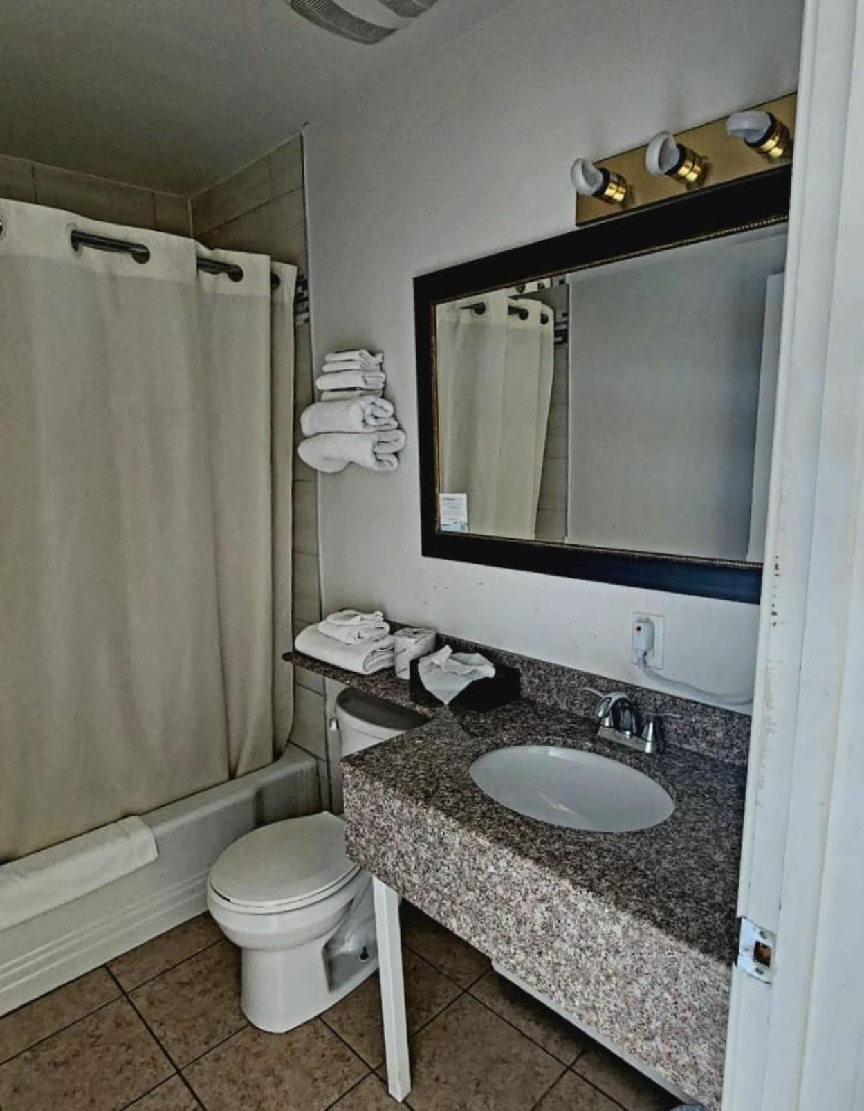 Super 8 By Wyndham Pembroke Hotel Екстериор снимка