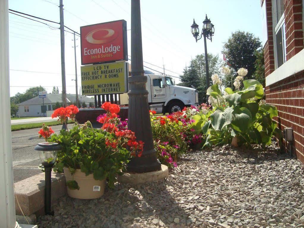 Super 8 By Wyndham Pembroke Hotel Екстериор снимка