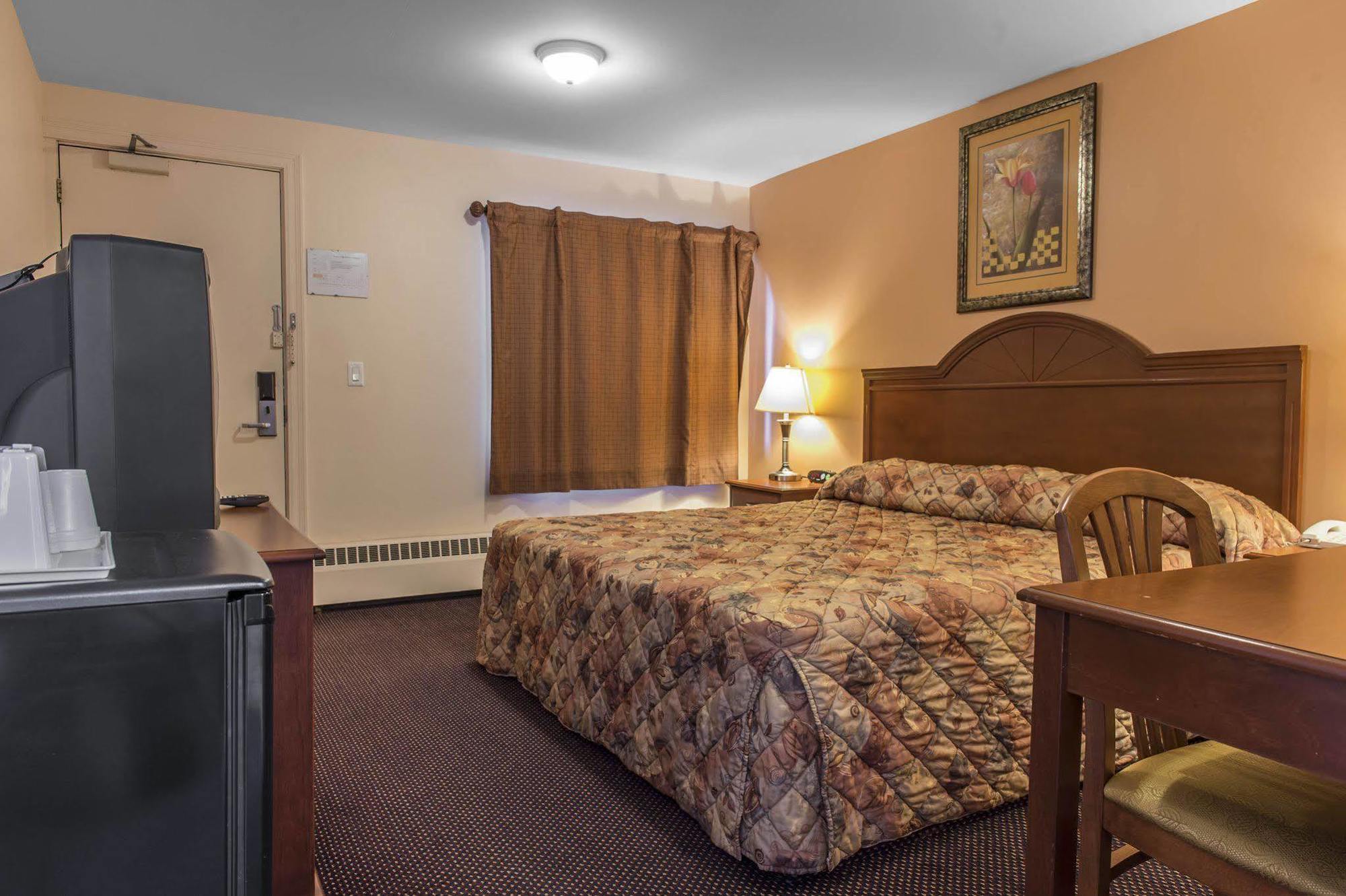 Super 8 By Wyndham Pembroke Hotel Екстериор снимка