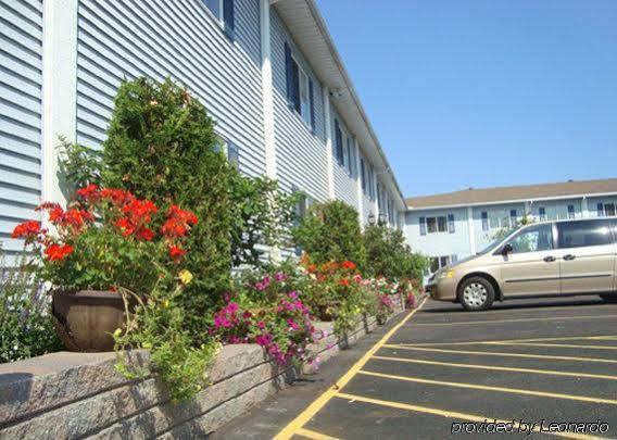 Super 8 By Wyndham Pembroke Hotel Екстериор снимка